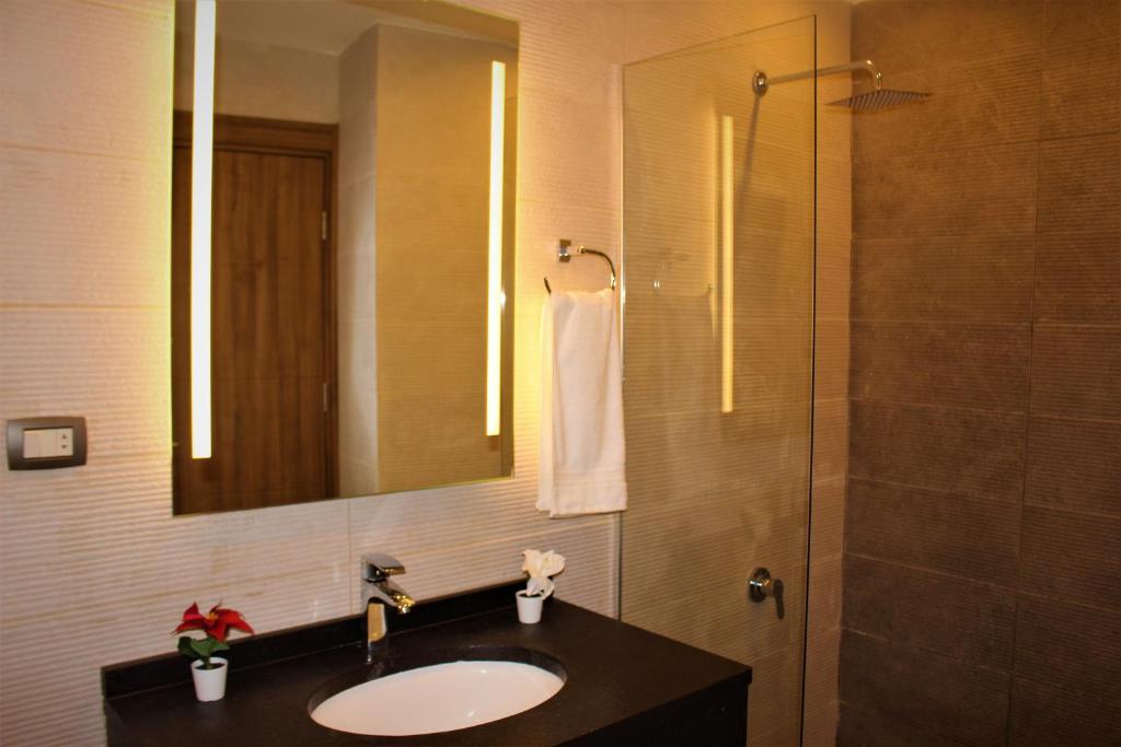Koupelna v ubytování New MerryLand Hotel