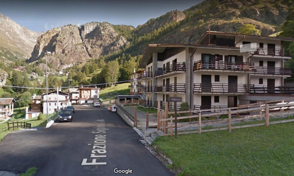 un edificio sul ciglio di una strada in una montagna di Singlin Home a Valtournenche