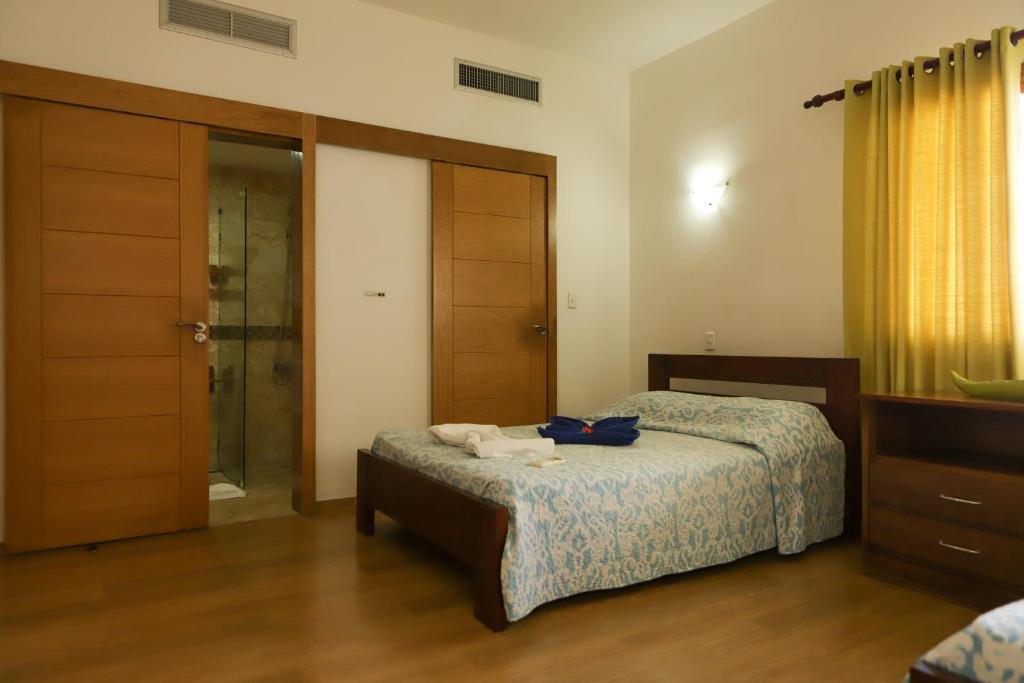 Postel nebo postele na pokoji v ubytování Sybaris Suites & Residences