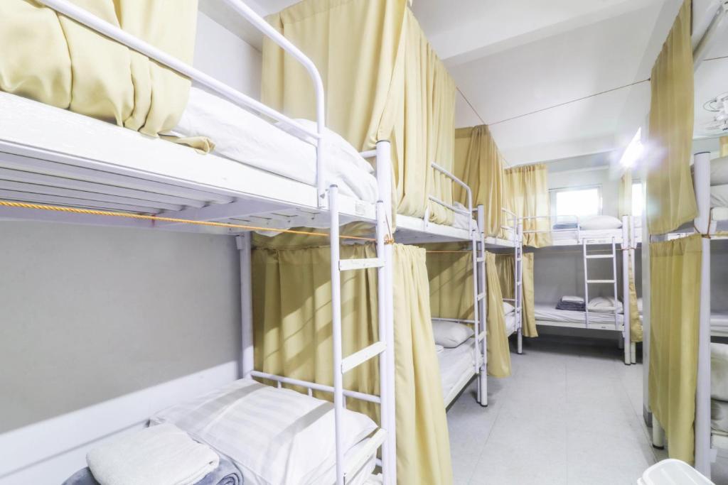 Postel nebo postele na pokoji v ubytování ARK Hostel City Center Manila