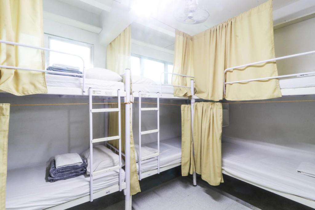 Postel nebo postele na pokoji v ubytování ARK Hostel City Center Manila