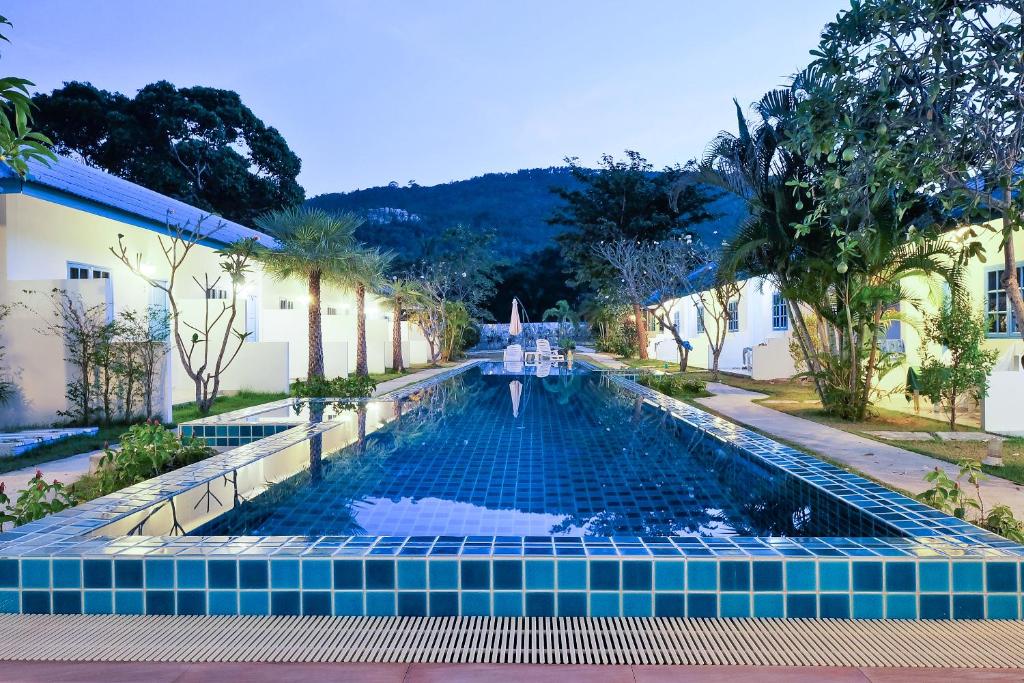 Bazén v ubytování March Samui Resort nebo v jeho okolí