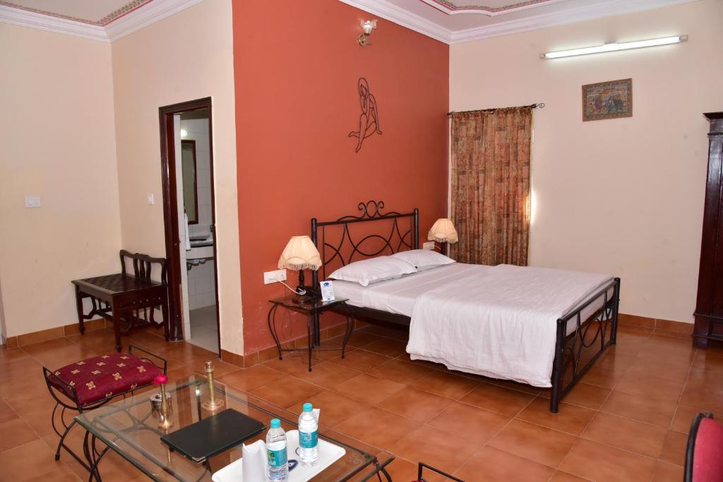 Postel nebo postele na pokoji v ubytování Hotel Master Paradise, Pushkar, Rajasthan , INDIA