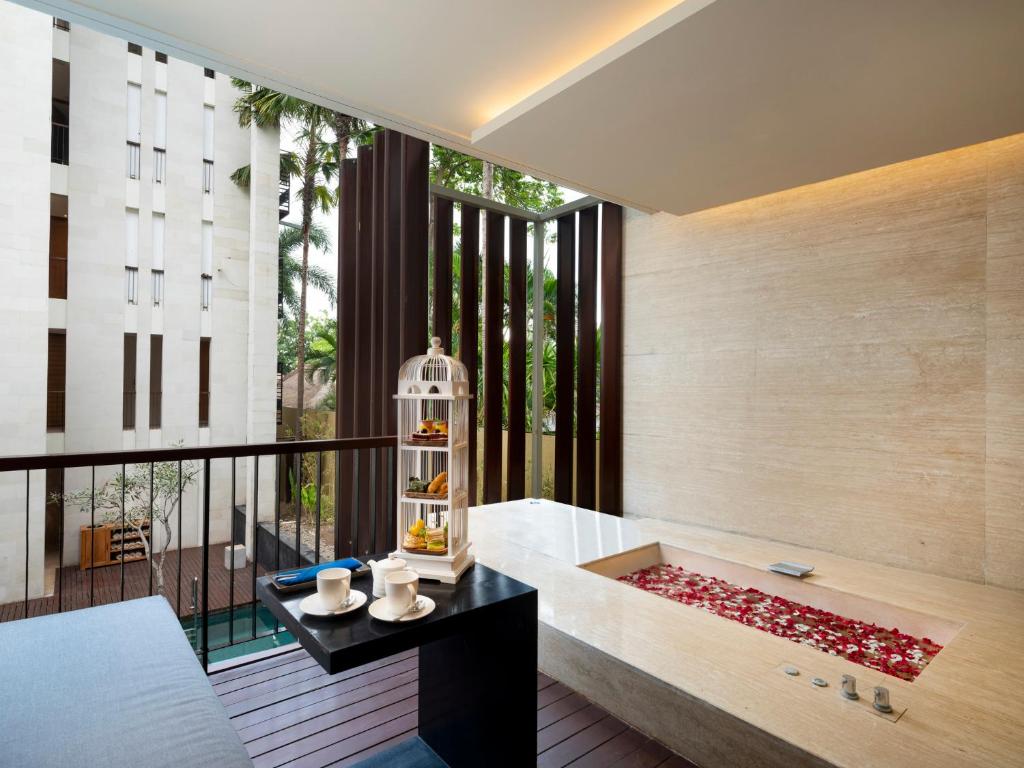 Postel nebo postele na pokoji v ubytování Grand Seminyak Lifestyle Boutique Bali Resort
