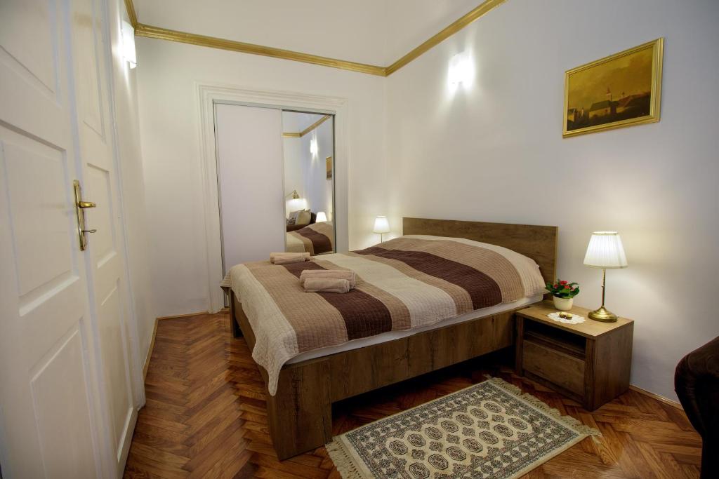 Postel nebo postele na pokoji v ubytování Little Vienna Gold Apartment