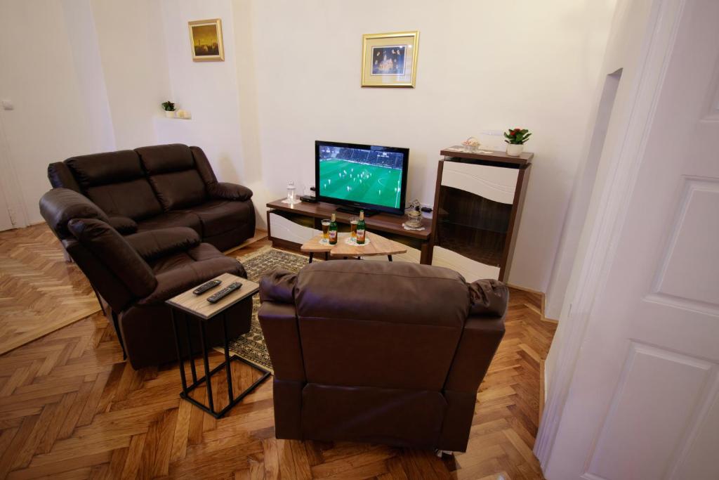 TV a/nebo společenská místnost v ubytování Little Vienna Gold Apartment