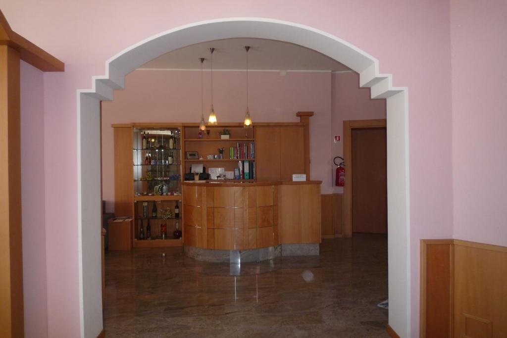 an archway leading into a room with a library at Piccolo Fiore in Avio