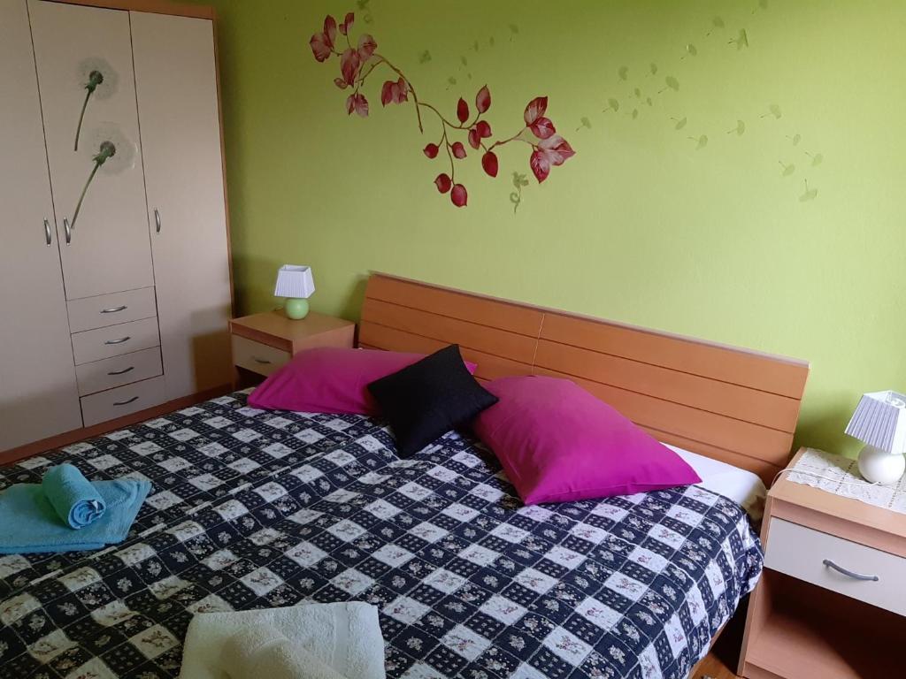 Postel nebo postele na pokoji v ubytování Apartments and Rooms Knez
