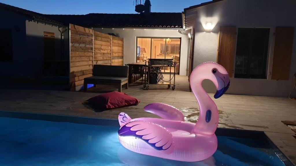 Bazén v ubytování Rélocation vacances de la cote sauvage nebo v jeho okolí