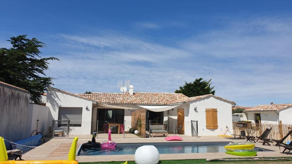 a house with a swimming pool in the yard at Rélocation vacances de la cote sauvage in Saint-Clément-des-Baleines