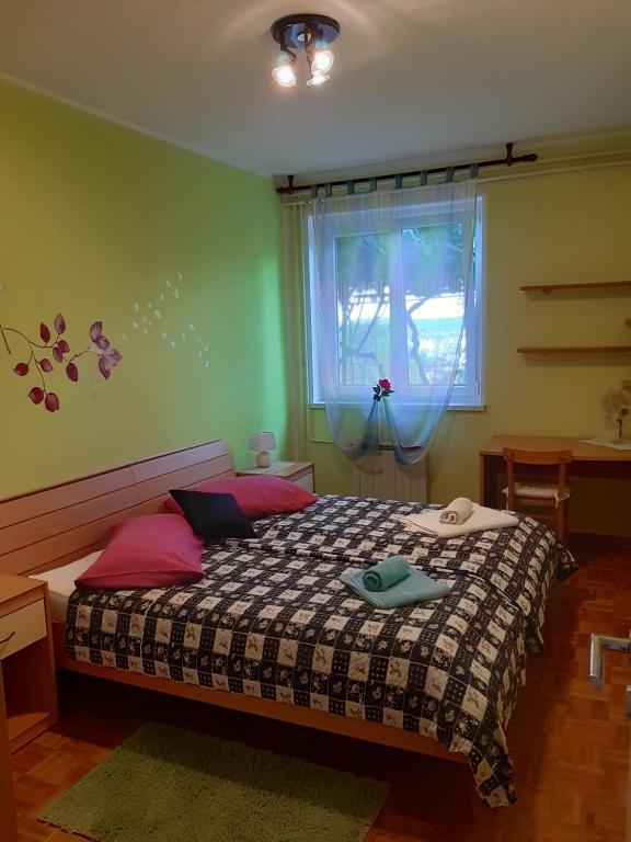 Postel nebo postele na pokoji v ubytování Apartments and Rooms Knez