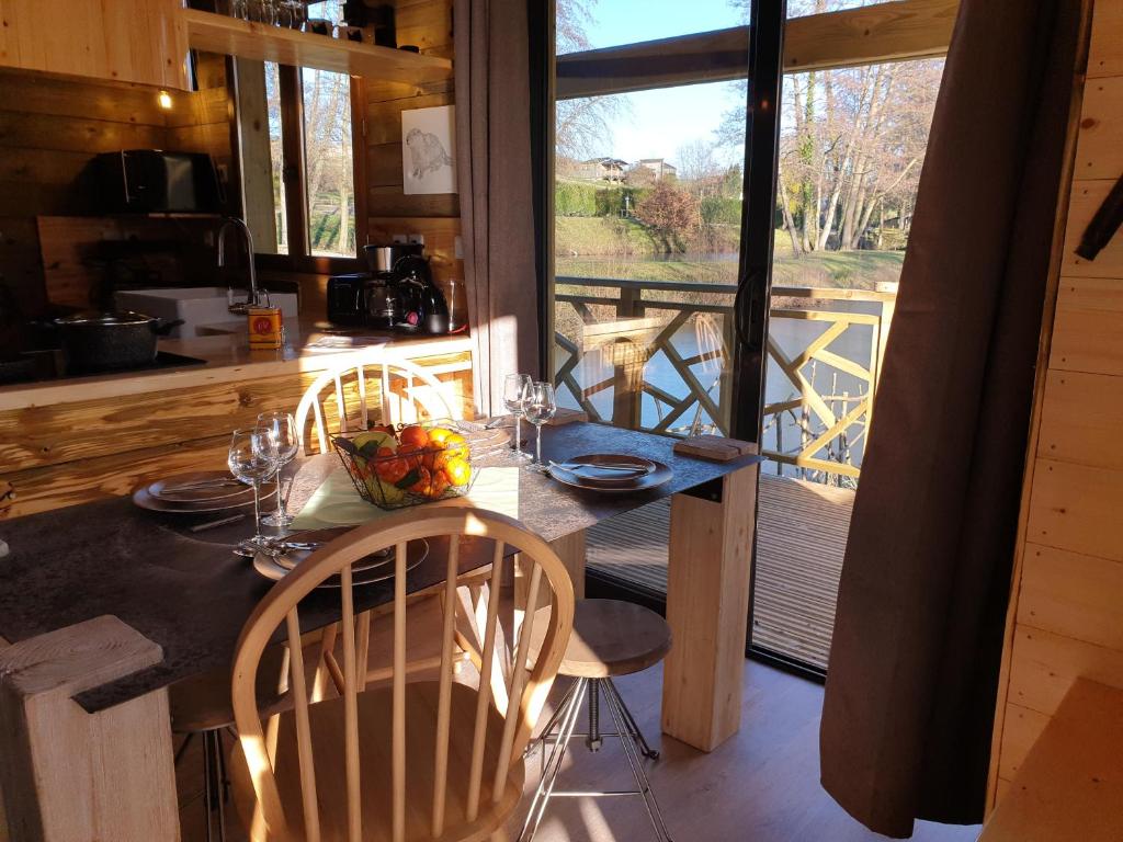 Kuchyň nebo kuchyňský kout v ubytování Etangs du Moulin