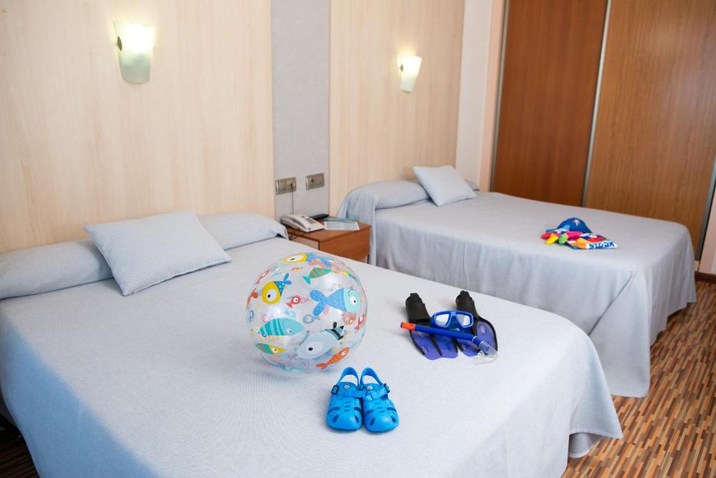 Postel nebo postele na pokoji v ubytování RVHotels Ametlla Mar