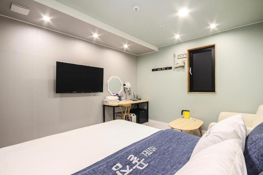 TV a/nebo společenská místnost v ubytování Gguljam Hotel