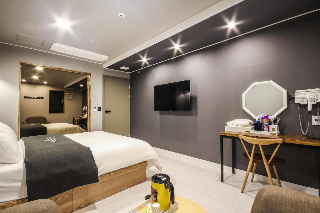 Postel nebo postele na pokoji v ubytování Gguljam Hotel