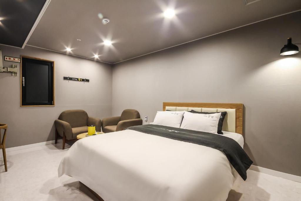 Postel nebo postele na pokoji v ubytování Gguljam Hotel
