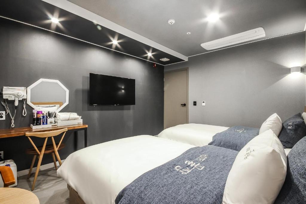 Postel nebo postele na pokoji v ubytování Gguljam Hotel