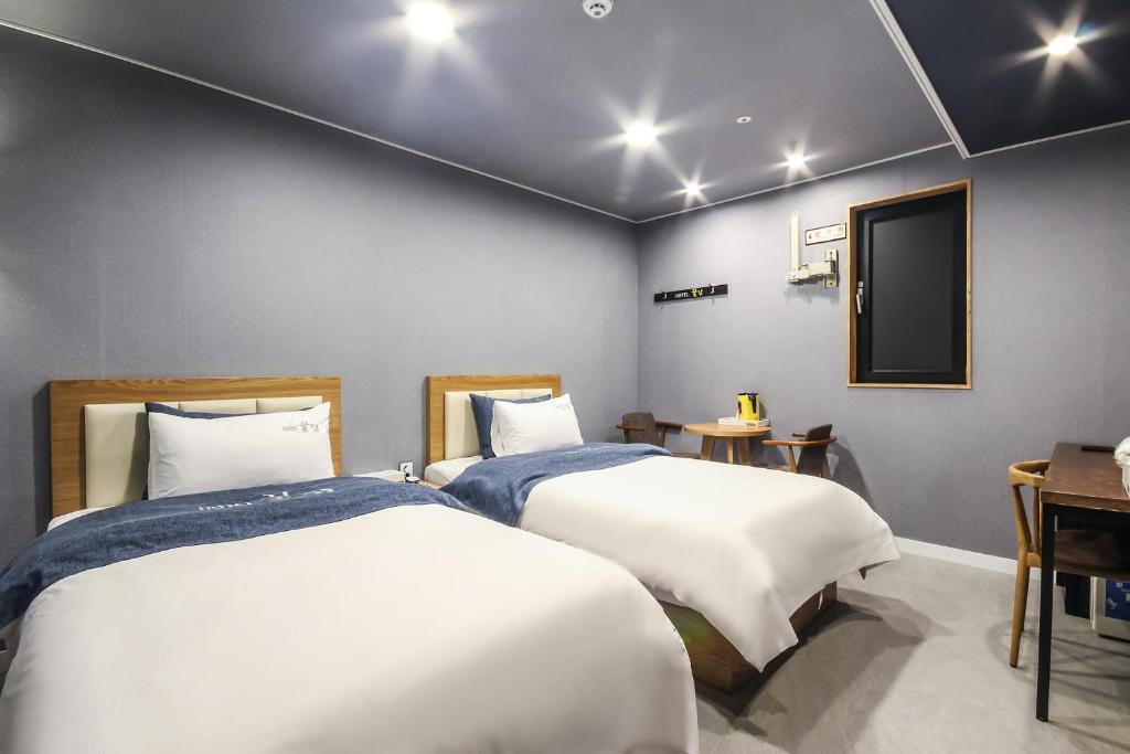 Postel nebo postele na pokoji v ubytování Gguljam Hotel