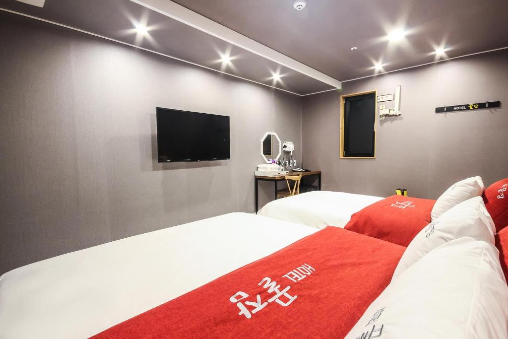 Postel nebo postele na pokoji v ubytování Gguljam Hotel