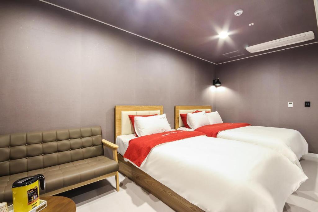 Postel nebo postele na pokoji v ubytování Gguljam Hotel