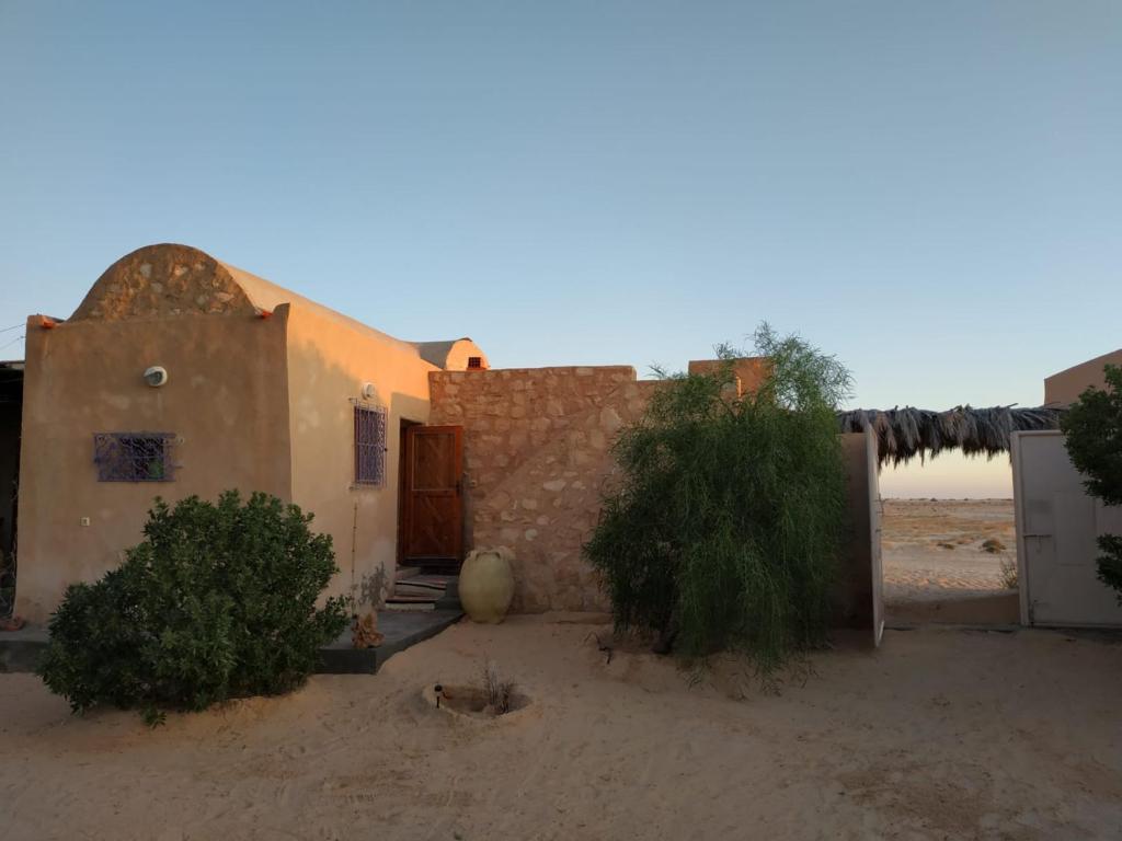 une petite maison au milieu du désert dans l'établissement Grand Sud, la maison de sable, à Douz