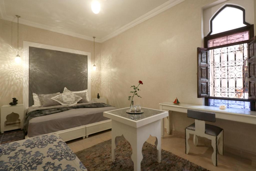 Postel nebo postele na pokoji v ubytování Riad El Walida