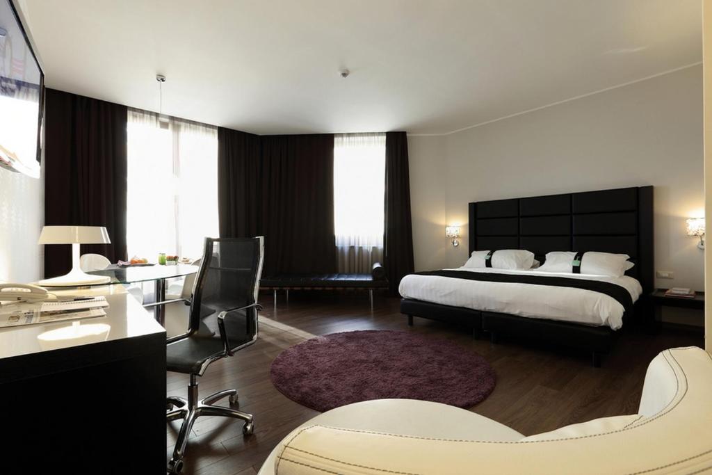 A bed or beds in a room at Holiday Inn Genoa City by IHG