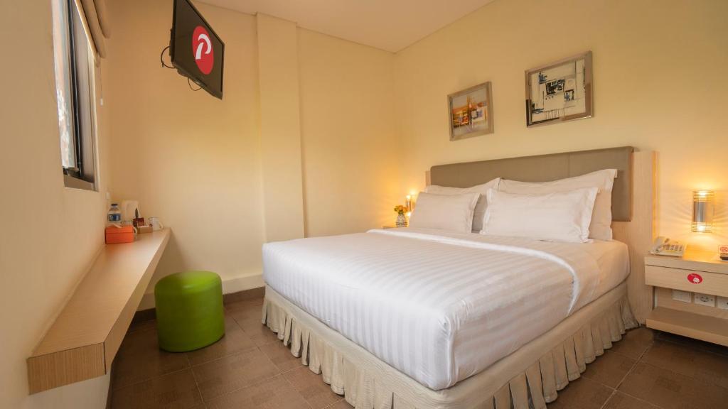 Postel nebo postele na pokoji v ubytování d'primahotel Airport Jakarta 1