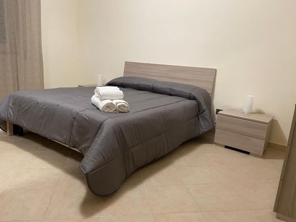 a bed with two towels on it in a bedroom at Casa Vacanze Olivella in Santa Flavia