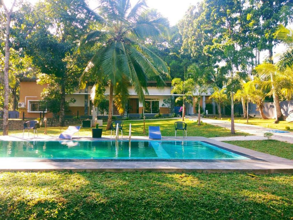 una piscina en el patio de una casa en Temple Pond Villa Colombo, en Piliyandala