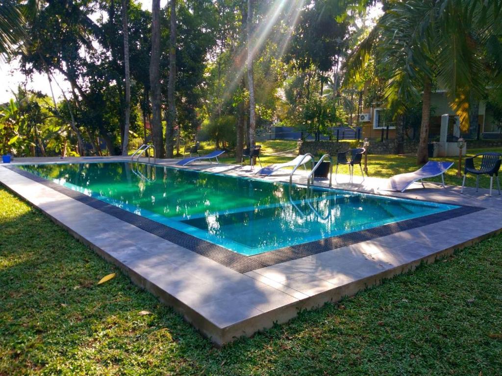 Bazén v ubytování Temple Pond Villa Colombo nebo v jeho okolí