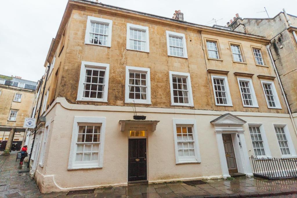 an old building on a street in a city at Central Bath Townhouse ‘Founders House’ in Bath