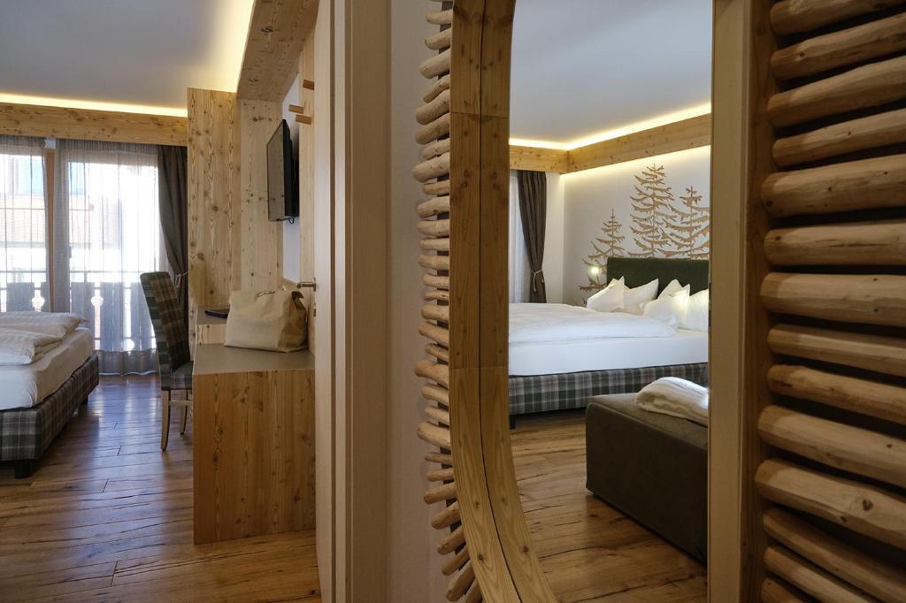 Postel nebo postele na pokoji v ubytování Cimon Dolomites Hotel