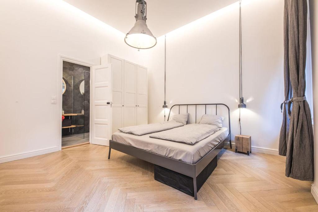 Posteľ alebo postele v izbe v ubytovaní IRANYI Home - flat in the heart of downtown