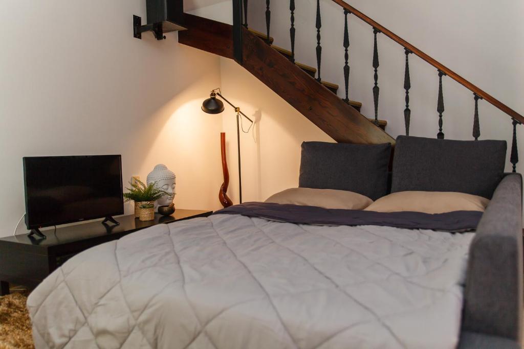 A bed or beds in a room at Velis apartment Thessaloniki
