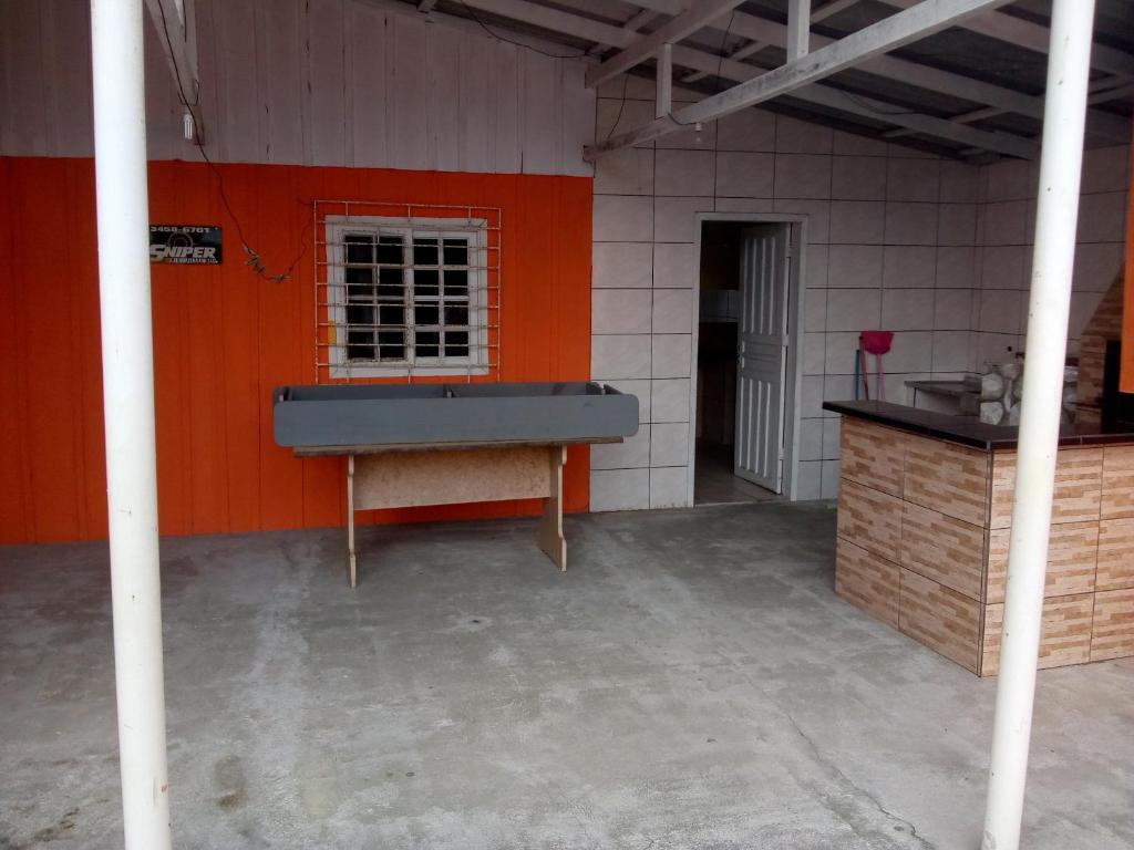  Casa laranja com piscina