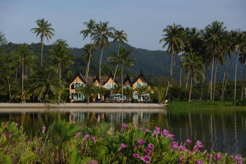 un complejo con palmeras y un cuerpo de agua en Laguna Beach House, en Ko Chang