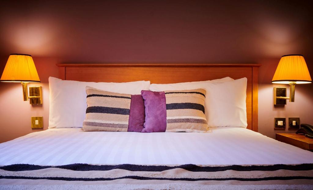 Postel nebo postele na pokoji v ubytování Stirling Court Hotel