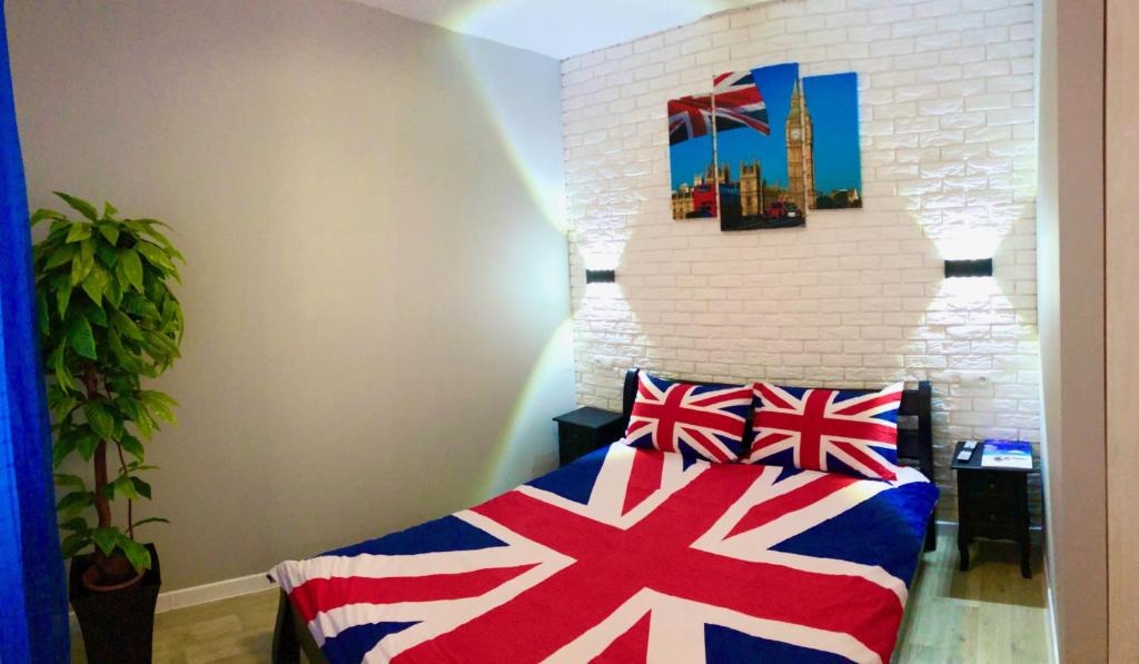 - une chambre avec des oreillers à drapeau friable sur un lit dans l'établissement Apartment Studio LONDON 92, à Irpin