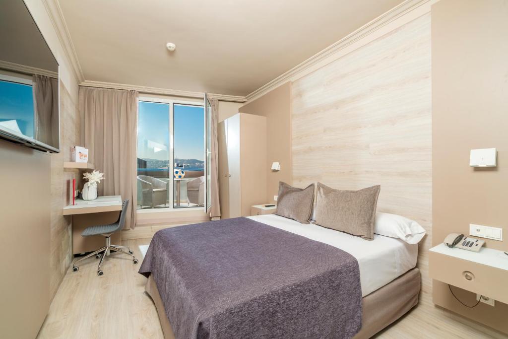 Postel nebo postele na pokoji v ubytování Sallés Hotel Pere IV
