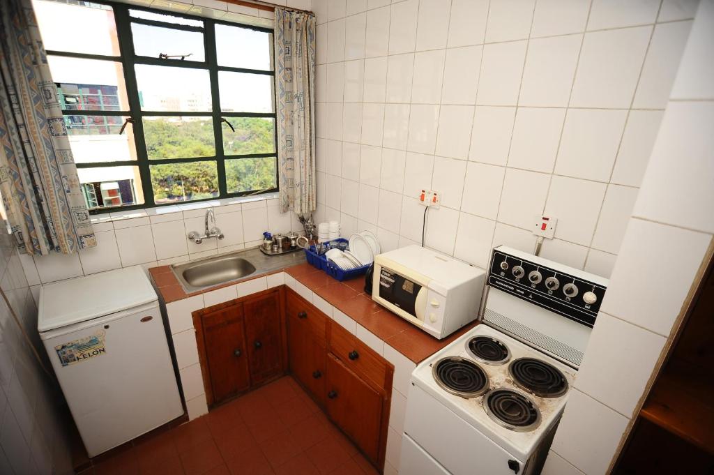 Kuchyň nebo kuchyňský kout v ubytování Kenya Comfort Hotel