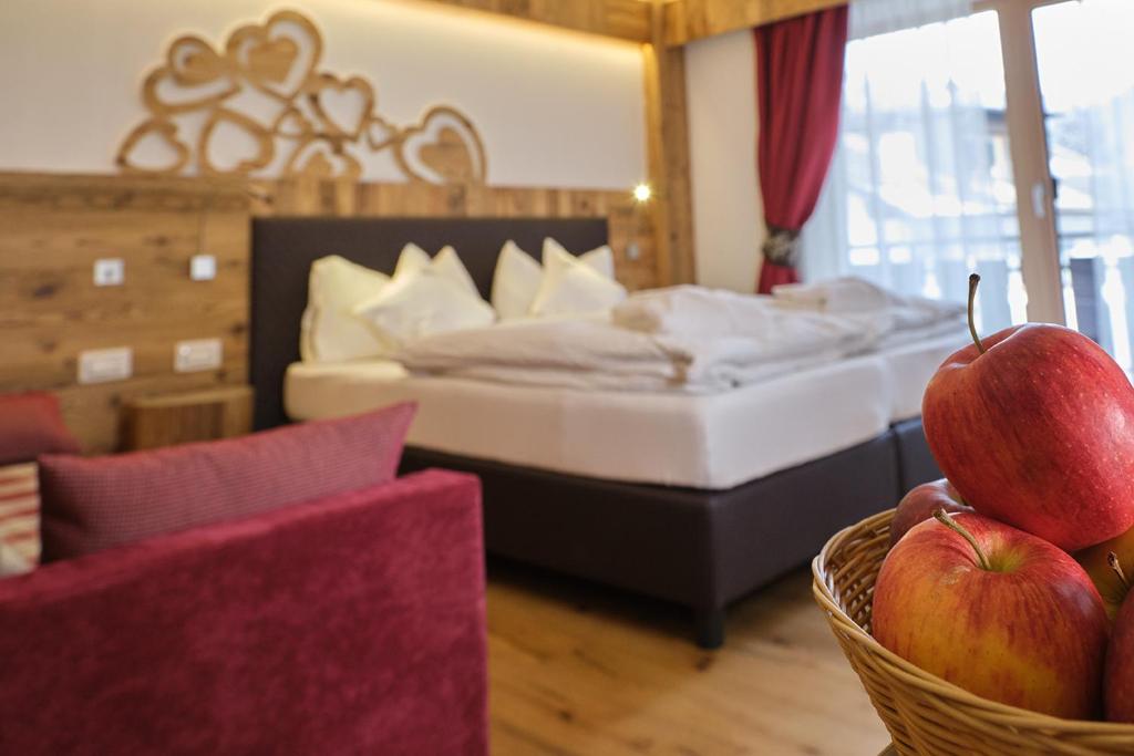 Postel nebo postele na pokoji v ubytování Cimon Dolomites Hotel