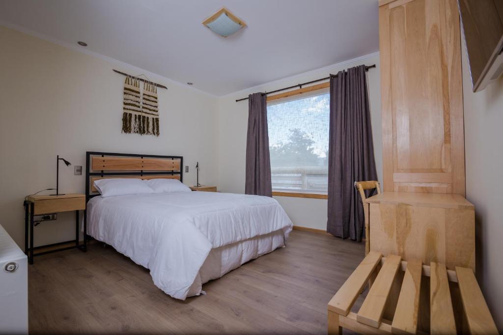 Huellas y Senderos Hotel tesisinde bir odada yatak veya yataklar