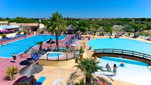 una vista aérea de una gran piscina en un complejo en camping 4 étoiles le lac des rêves en Pérols