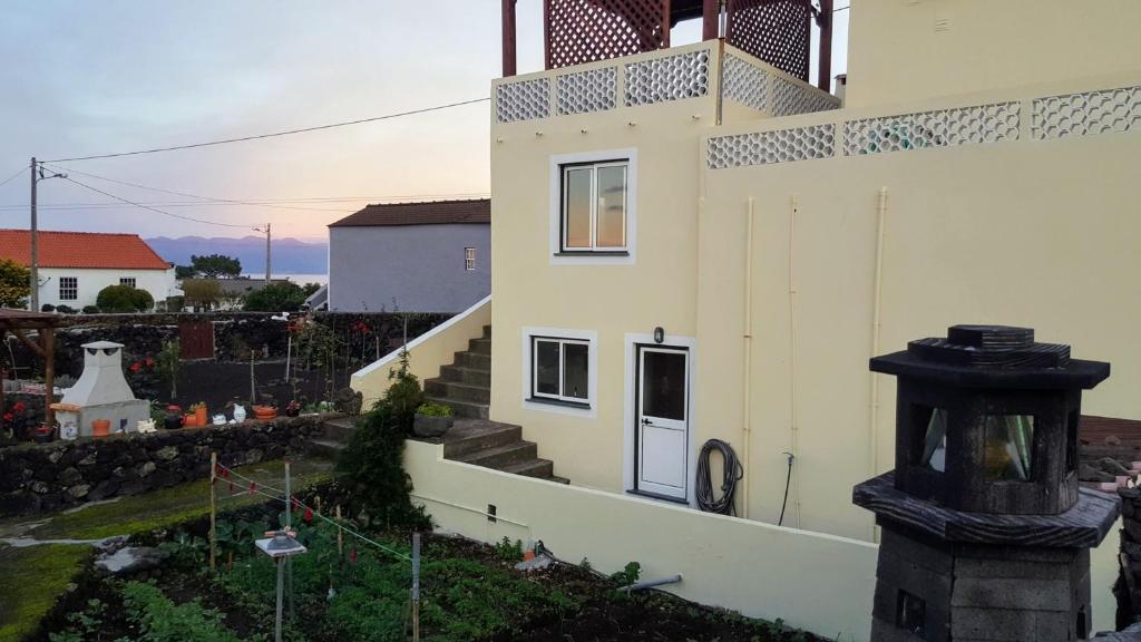 un edificio blanco con una escalera al lado en Quinta do Lago, en São Roque do Pico