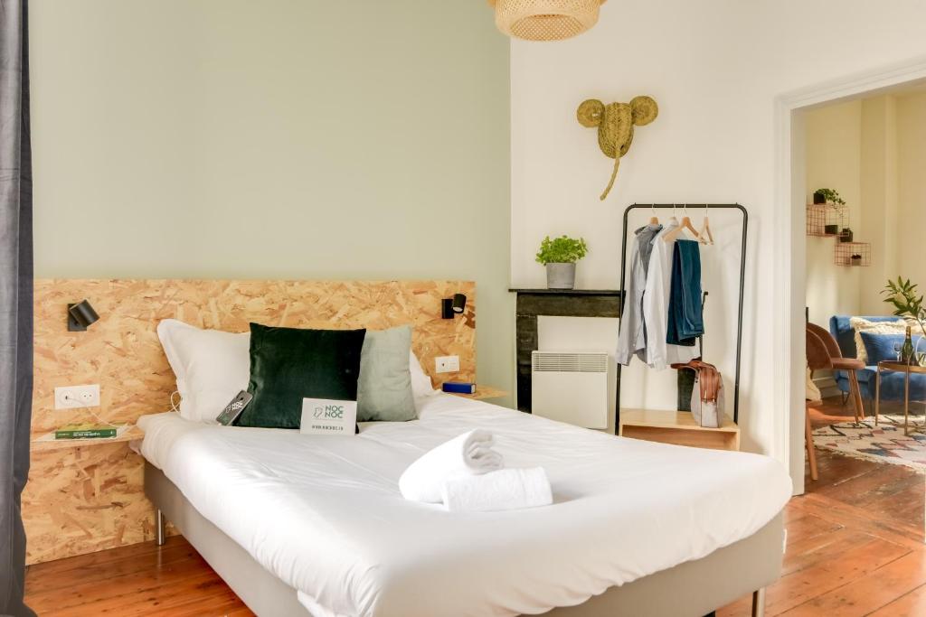 une chambre avec un grand lit blanc avec un miroir dans l'établissement NOCNOC - Le Retro, Grand Place, à Lille