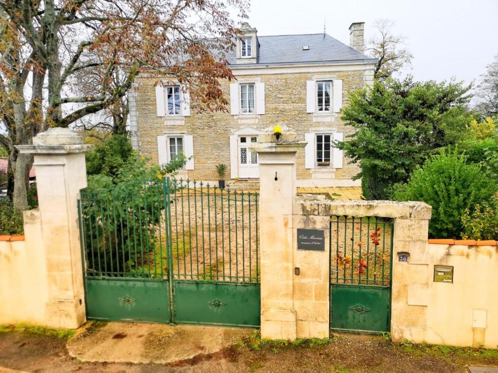 une vieille porte devant une maison dans l'établissement Coté Marais - gite familial, à Chaillé-les-Marais
