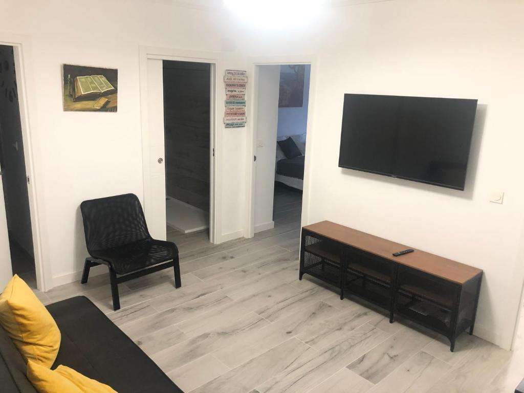 TV a/nebo společenská místnost v ubytování AMARA PIO XII PARKING 15E night WIFI TERRACE