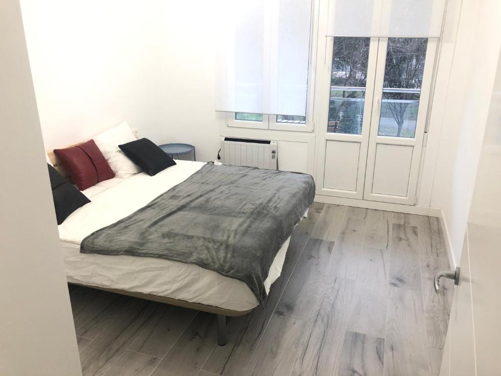 Postel nebo postele na pokoji v ubytování AMARA PIO XII PARKING 15E night WIFI TERRACE