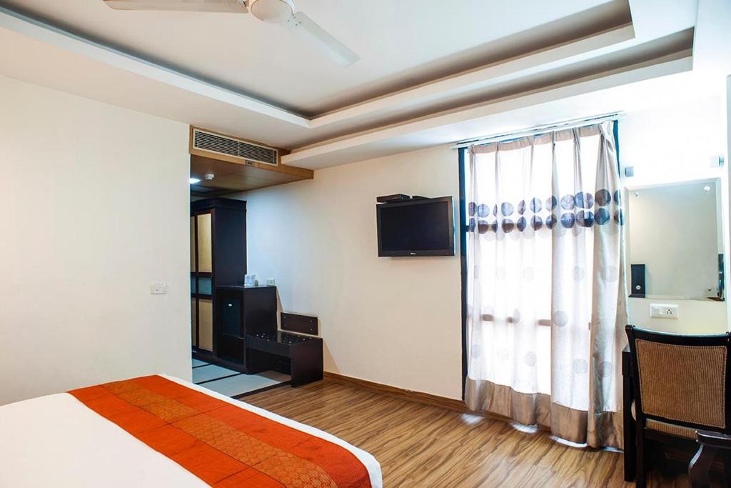 昌迪加爾的住宿－軌道酒店，酒店客房设有床和窗户。